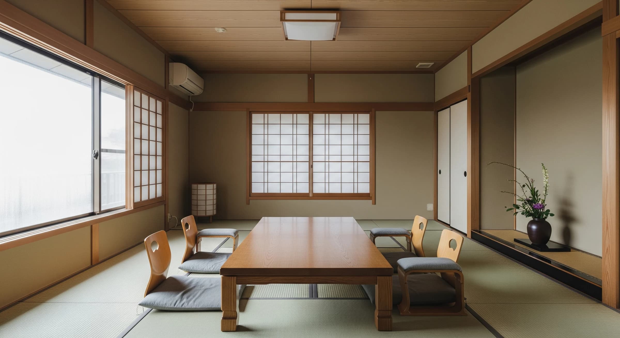 笑顔で相談するスタッフと利用者